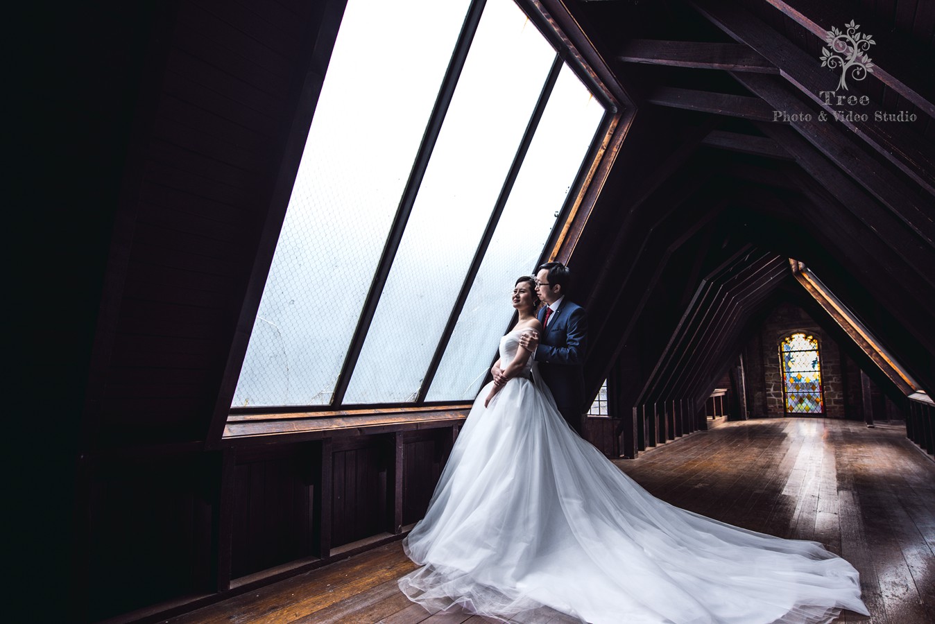 Bride-and-gromm-in-the-Montsalvat-attic