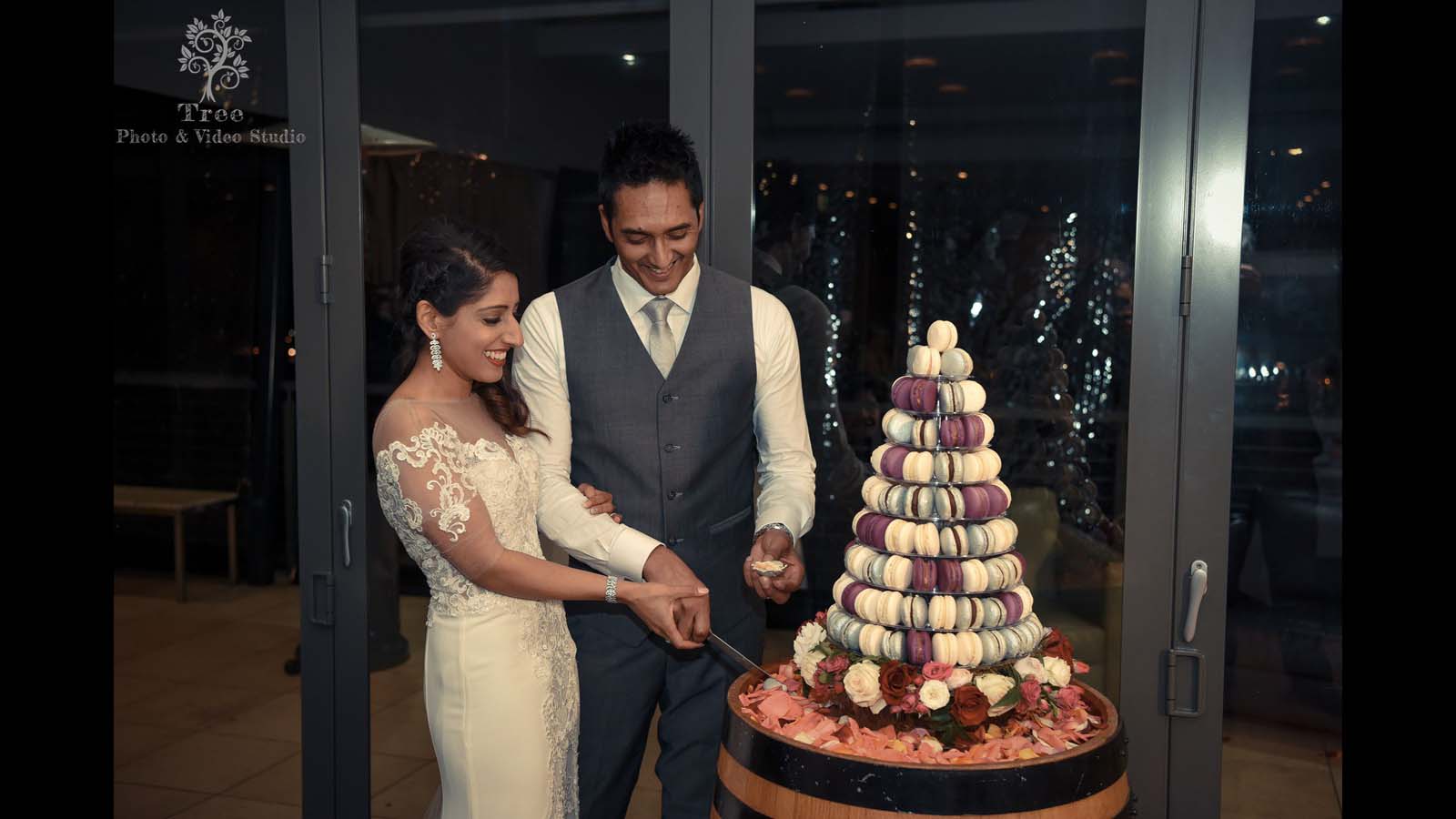Yarra Vally Balgownie Wedding Cutting Cake