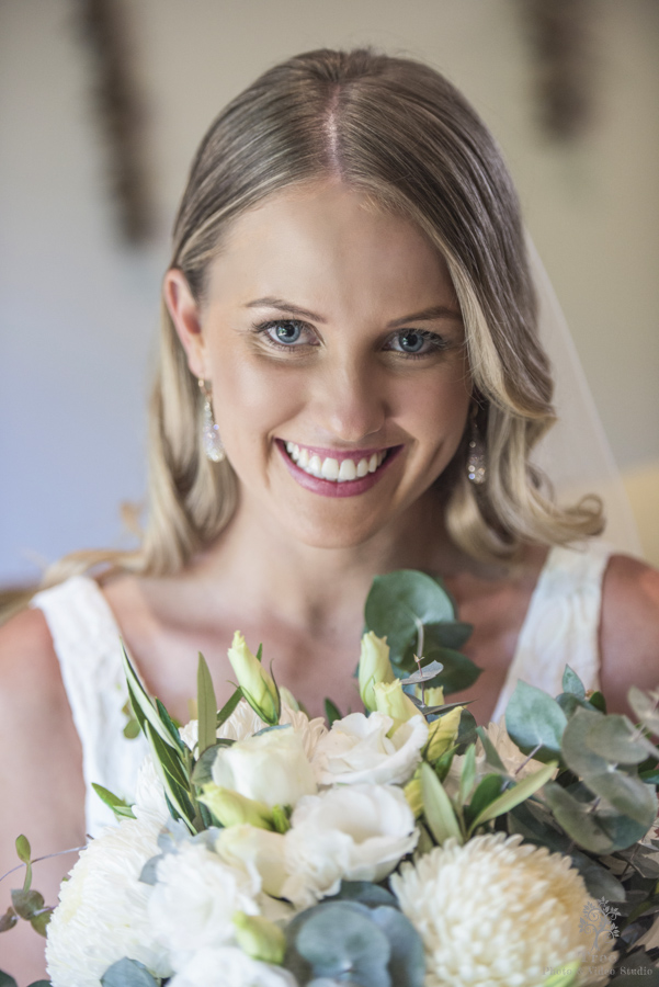 bride and flower