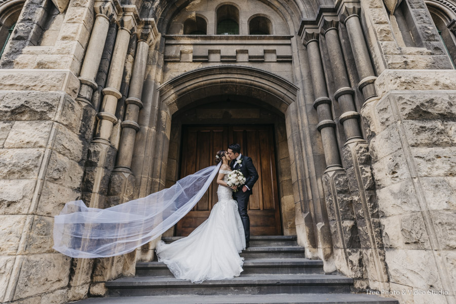 Melbourne wedding photographer takes photo of locations shot