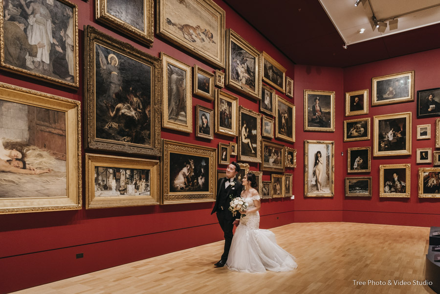 Melbourne wedding photographer takes photo of NGV