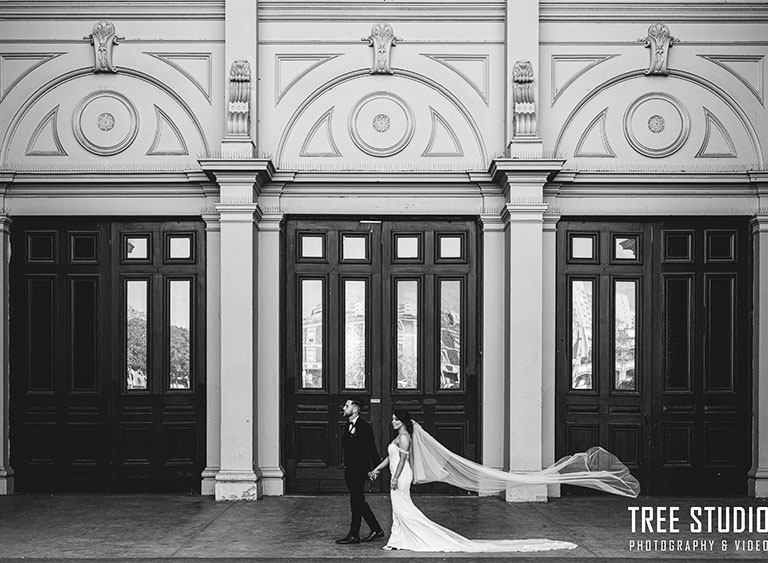 Melbourne wedding photographer takes photo of black and white