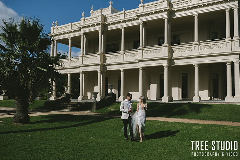 Melbourne wedding photographer takes photo of location photos