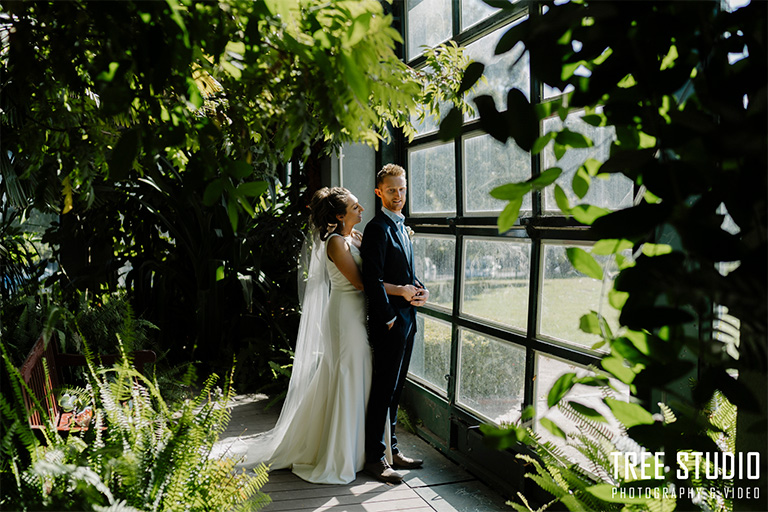 Melbourne wedding photographer takes photo of couple photos