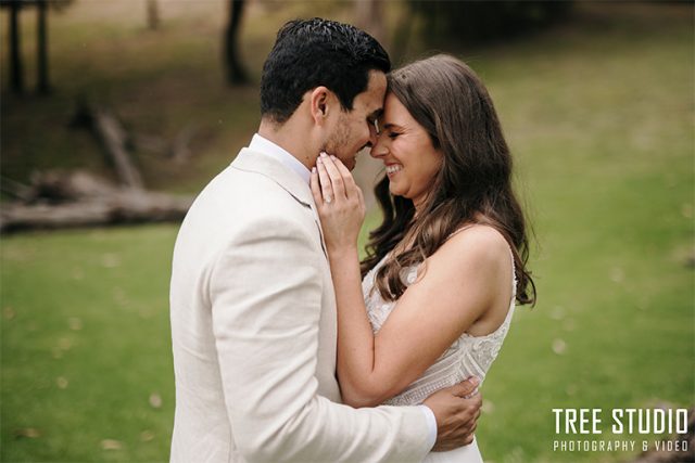 Melbourne wedding photographer capture couple photos