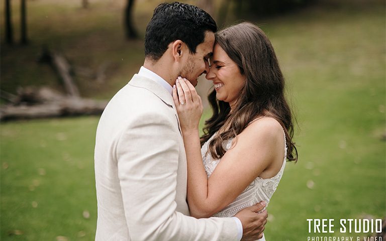 Melbourne wedding photographer capture couple photos