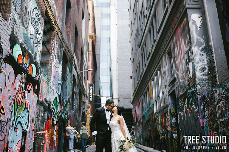 Melbourne wedding photographer takes photo of Melbourne city street photos