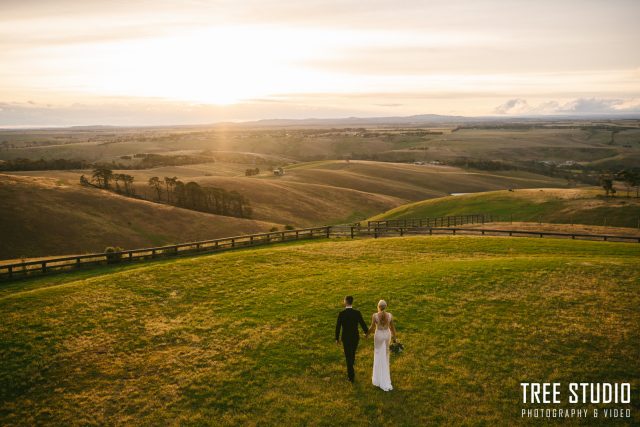 Melbourne wedding photographer capture sunset photos