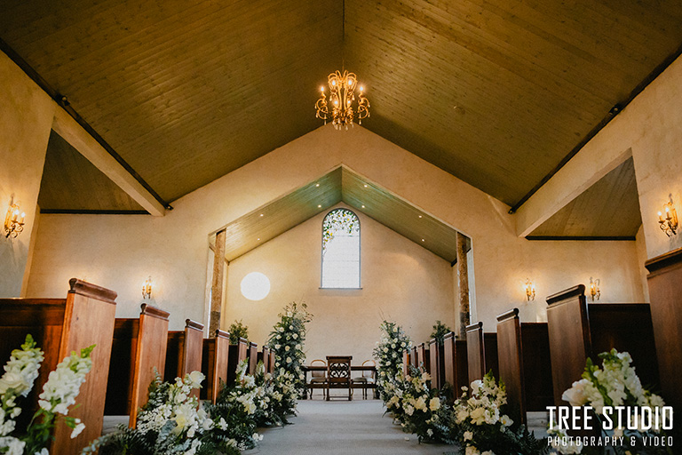 Melbourne wedding photographer takes photo of ceremony